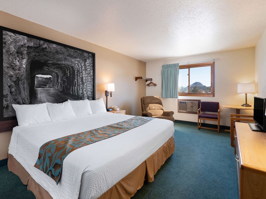 Escritorio, cortinas blackout y tabla de planchar con plancha