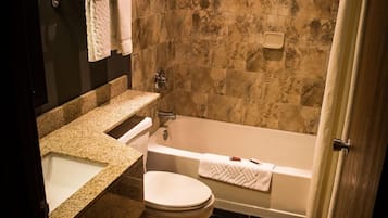 Bañera con ducha, artículos de tocador gratuitos, secador de pelo