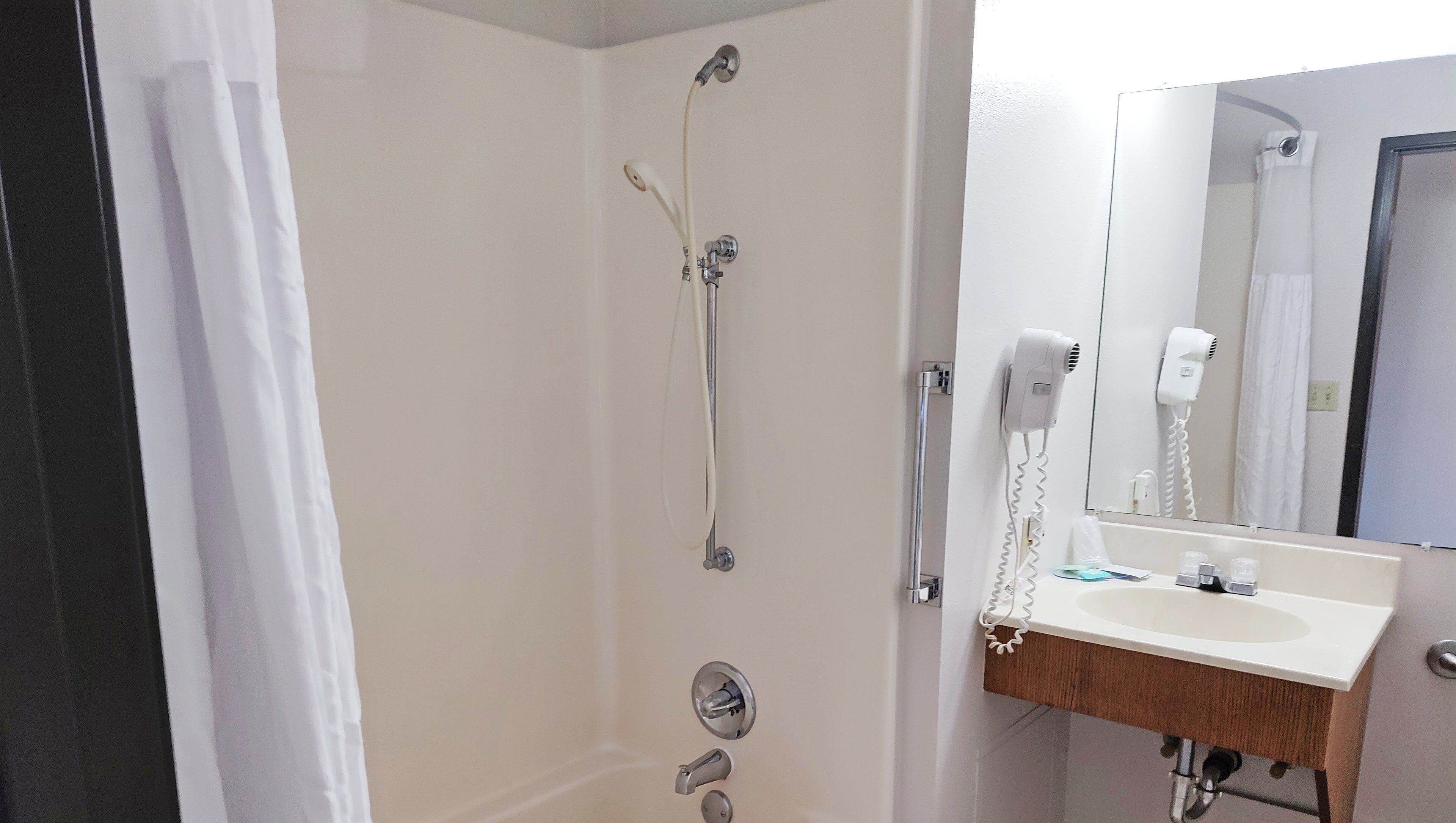Standardzimmer, 1 Queen-Bett, barrierefrei, Nichtraucher | Individuell dekoriert, individuell eingerichtet, Schreibtisch