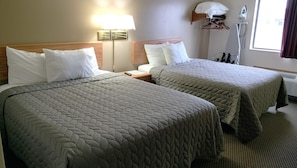 Chambre Standard, 2 grands lits, non-fumeur, réfrigérateur et four à micro-ondes