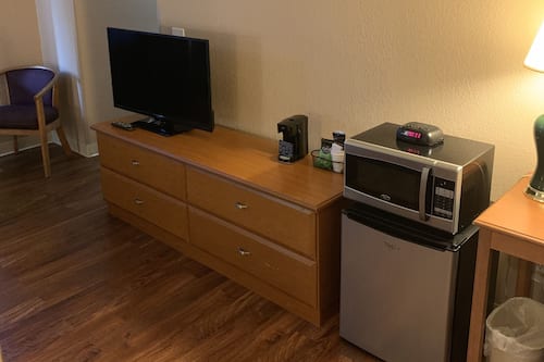 Una cassaforte in camera, una scrivania, postazione laptop