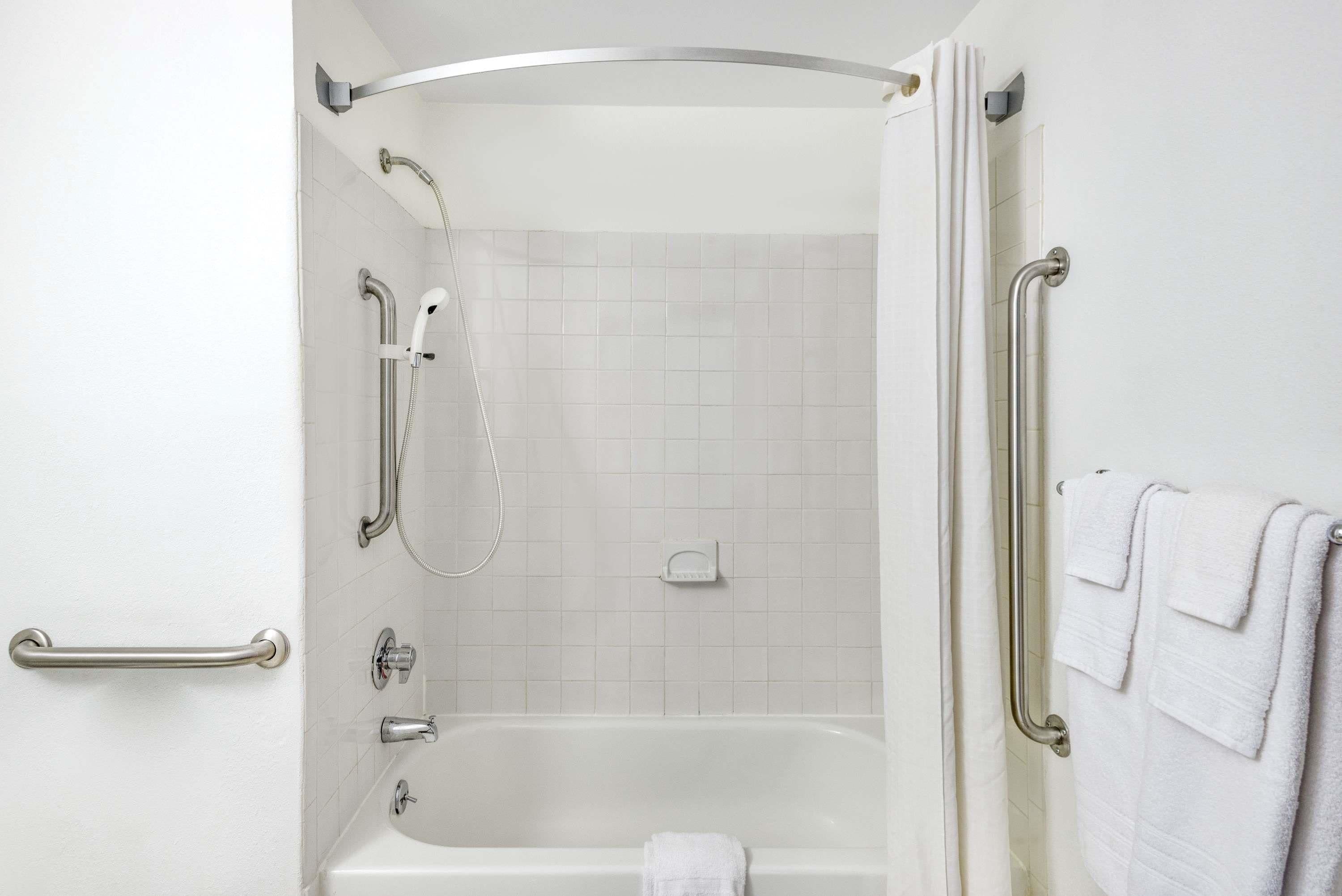 Combined shower/tub, hair dryer, towels