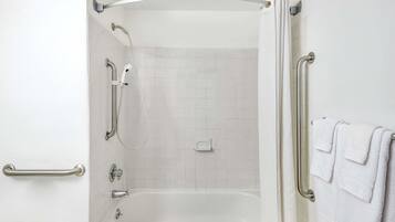 Bañera con ducha, secador de pelo, toallas