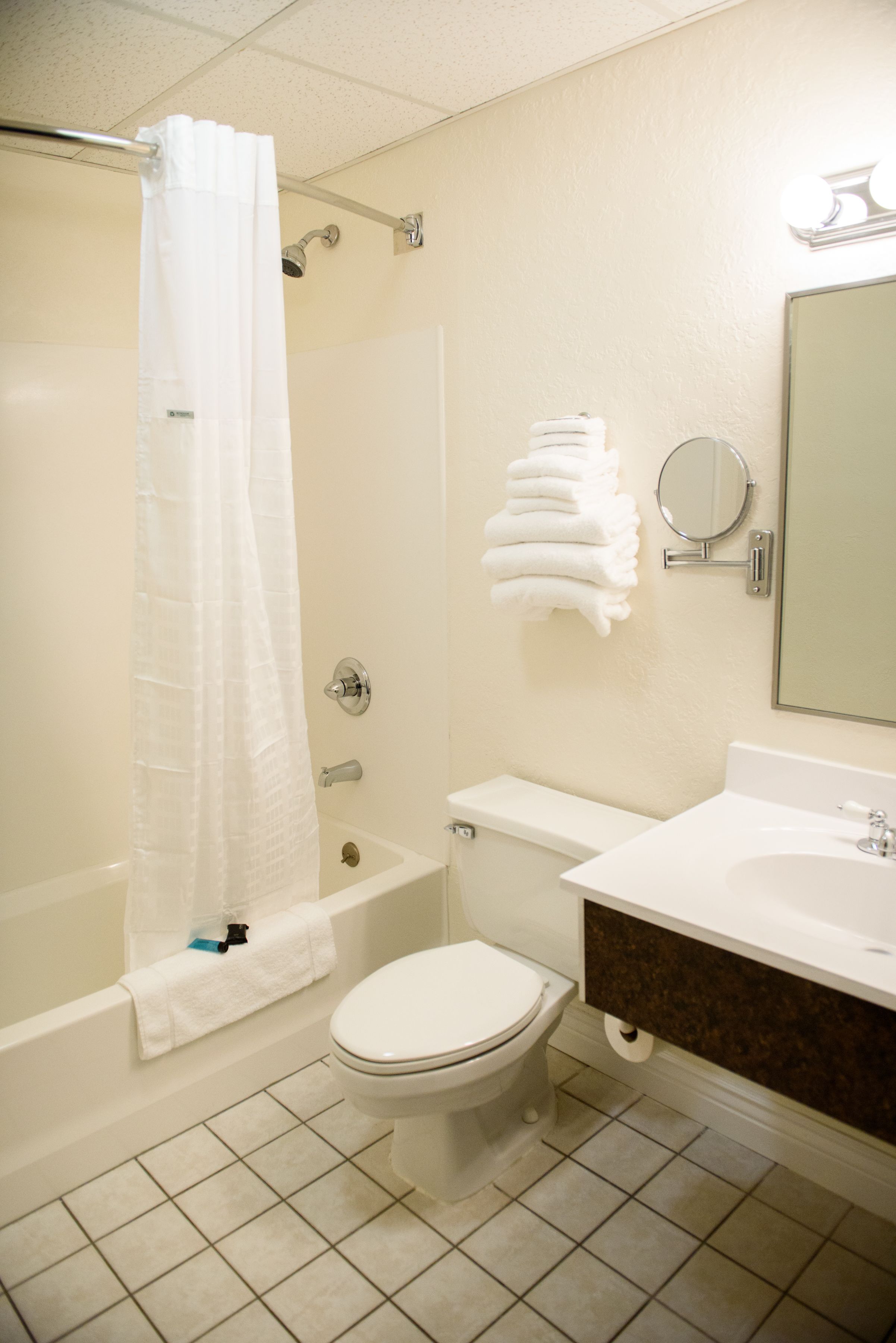 Un baño con bañera, inodoro y lavabo.