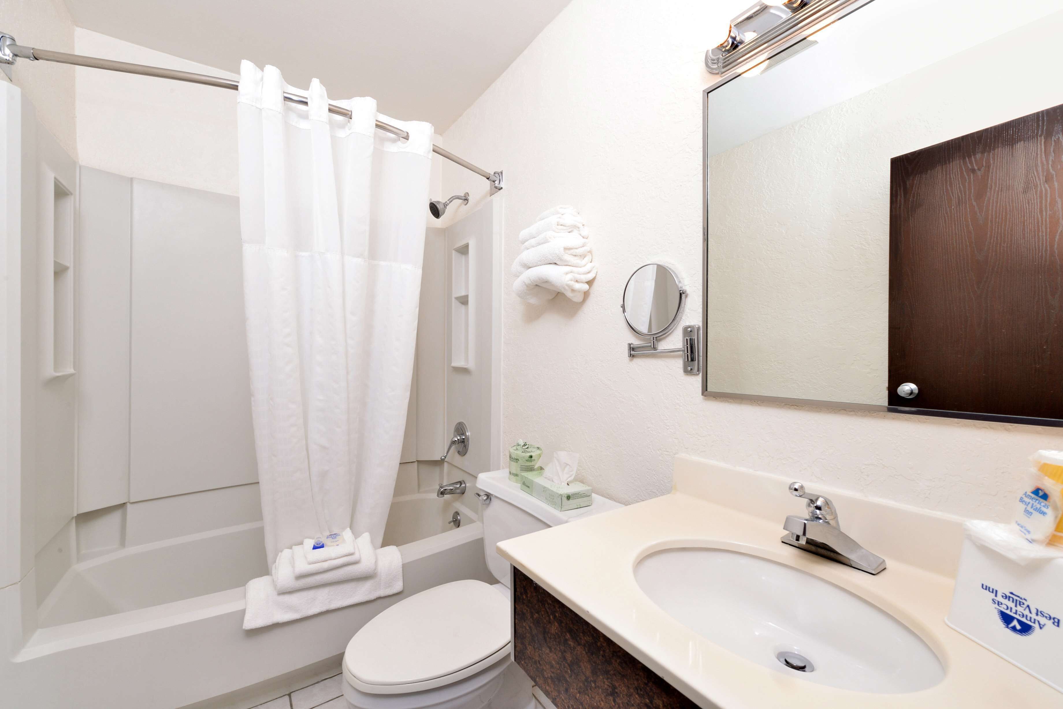 Un baño con bañera, inodoro y lavabo.