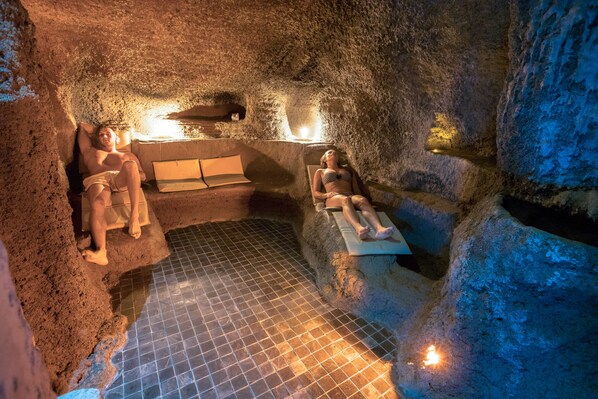 Sauna, hot tub, steam room, Turkish bath/hammam, body treatments