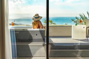 Habitación doble (Jacuzzi Deluxe) | Caja fuerte, escritorio, wifi gratis y ropa de cama