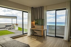 Dobbeltrom (Jacuzzi Garden Room) | Safe på rommet, skrivebord, wi-fi (inkludert) og sengetøy
