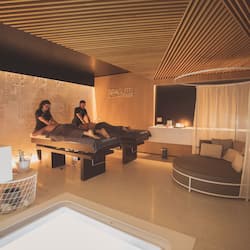 Un sauna, una bañera de hidromasaje, baño turco, baño turco/hammam