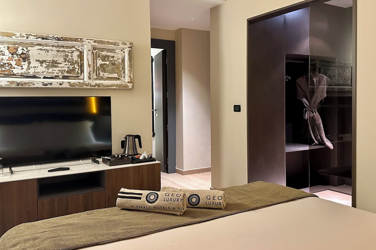 Suite | Minibar, coffres-forts dans les chambres, bureau, Wi-Fi gratuit