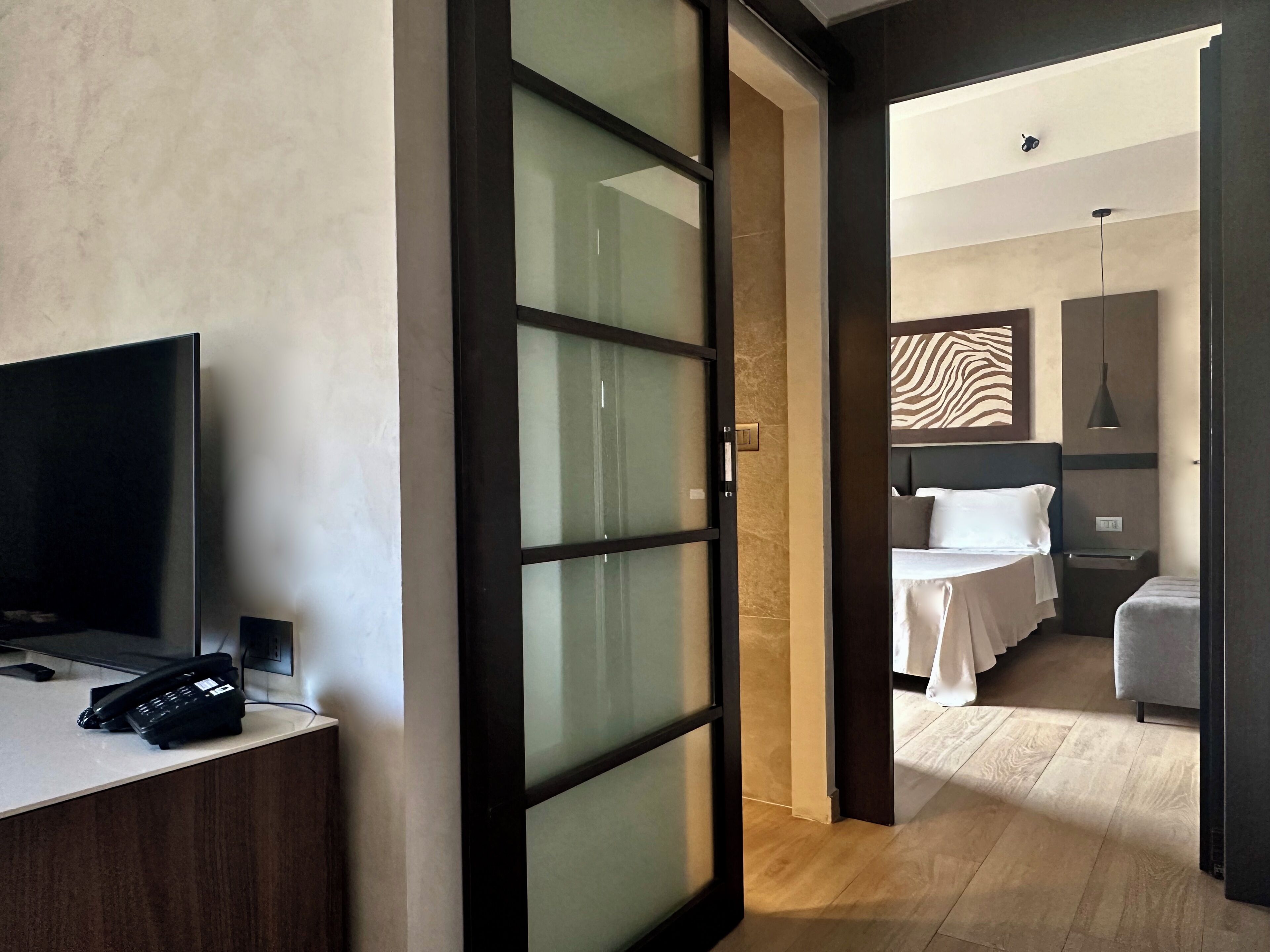Minibar, coffres-forts dans les chambres, bureau, Wi-Fi gratuit