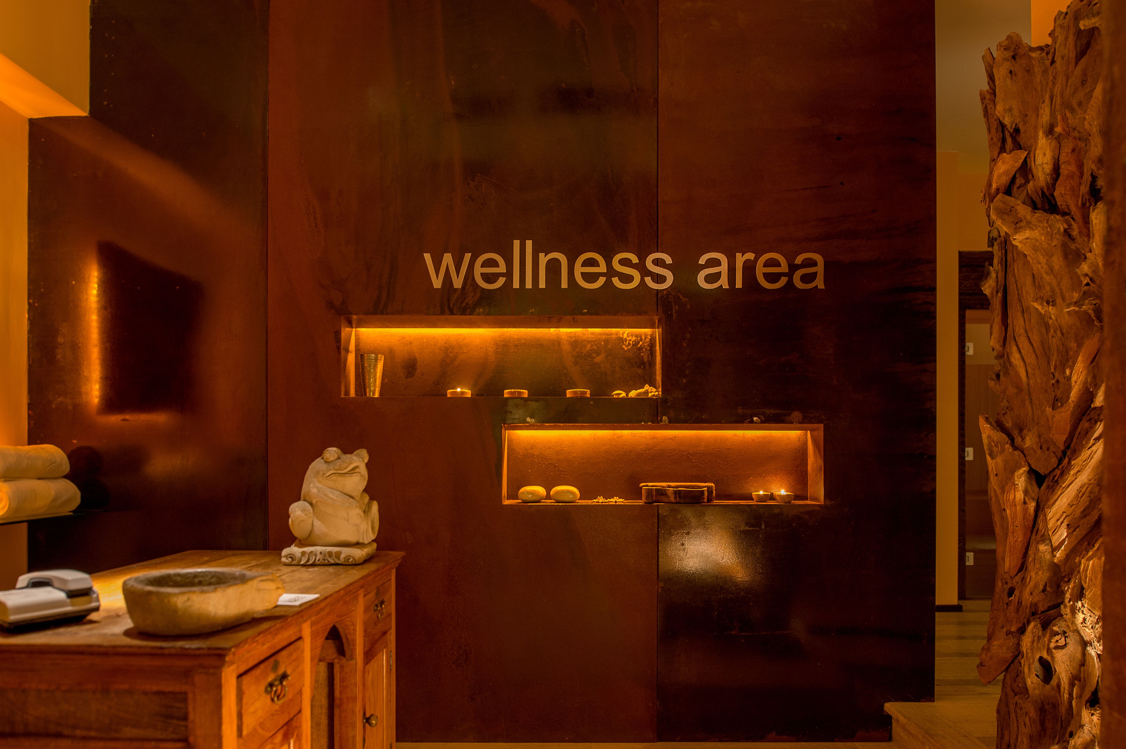 Un sauna, una bañera de hidromasaje, baño turco, baño turco/hammam