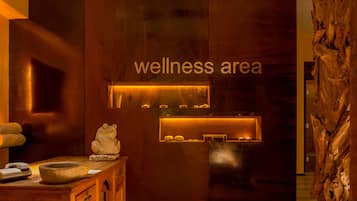 Un sauna, una bañera de hidromasaje, baño turco, baño turco/hammam