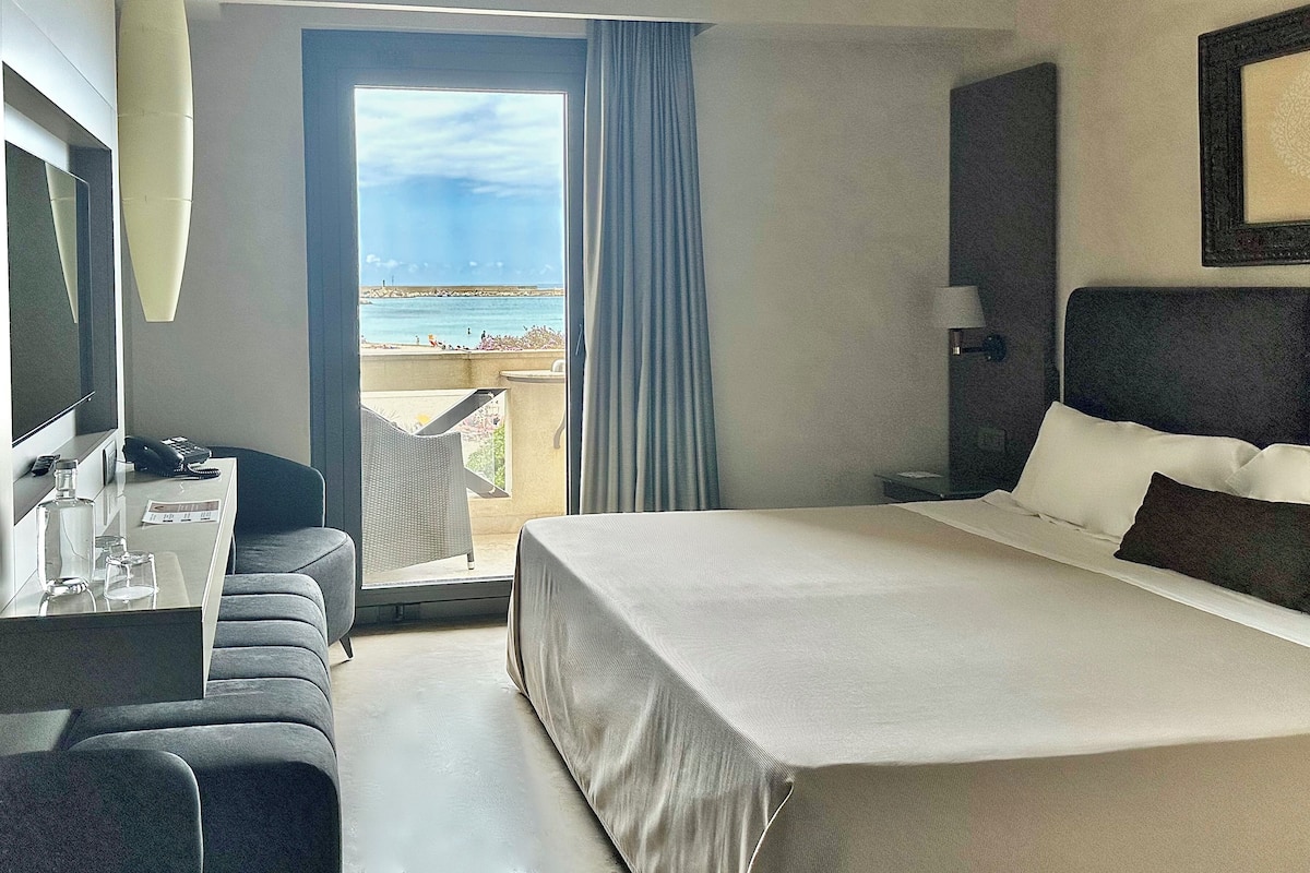 Deluxe Double Room, 1 Double or 2 Twin Beds, Sea View | Minibar, in-room safe, desk, free WiFi