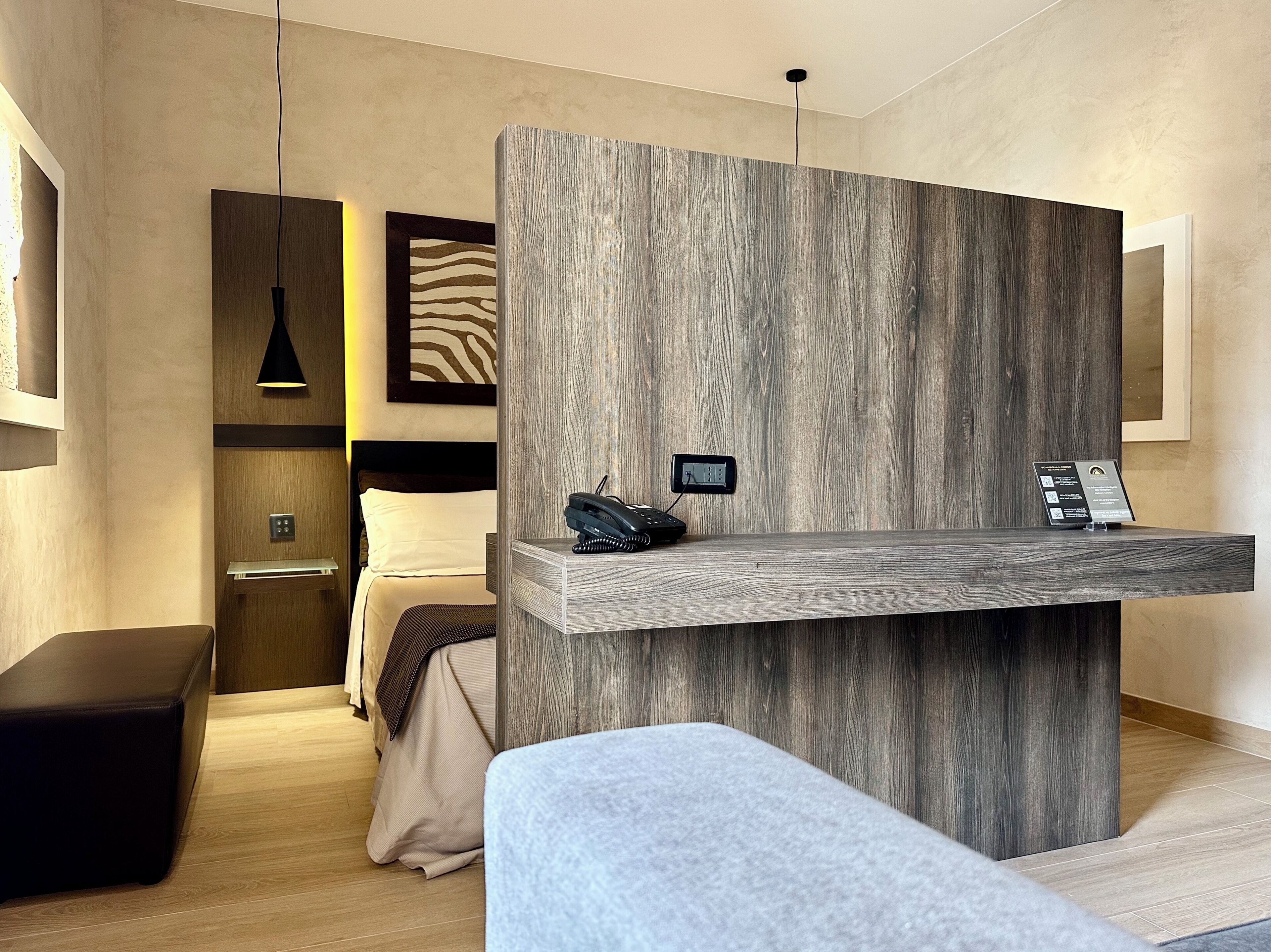 Minibar, coffres-forts dans les chambres, bureau, Wi-Fi gratuit