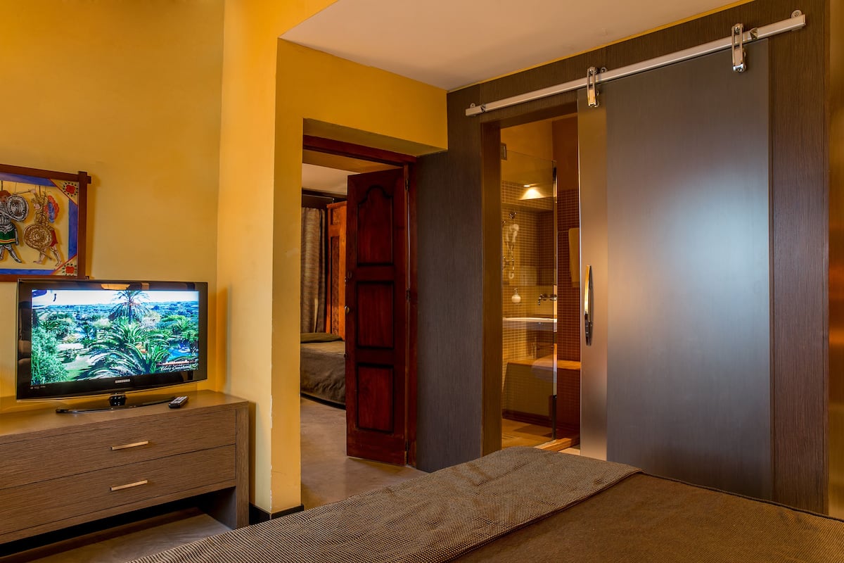 Deluxe Triple Room, Multiple Beds (Large) | Minibar, in-room safe, desk, free WiFi