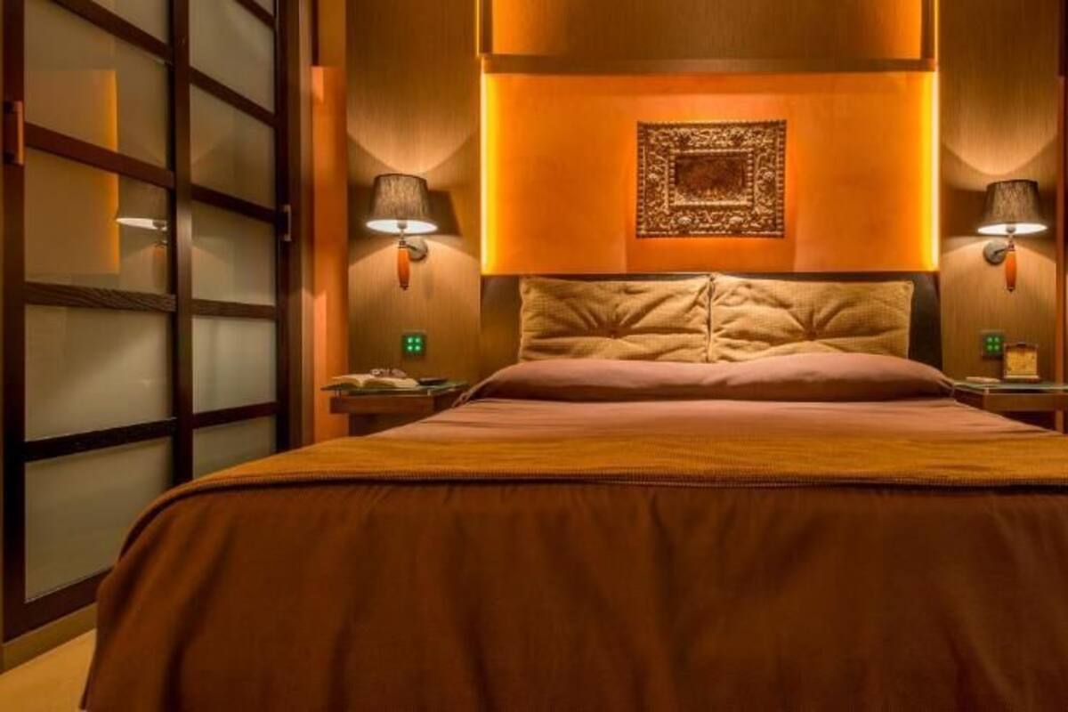 Minibar, in-room safe, desk, WiFi (free)