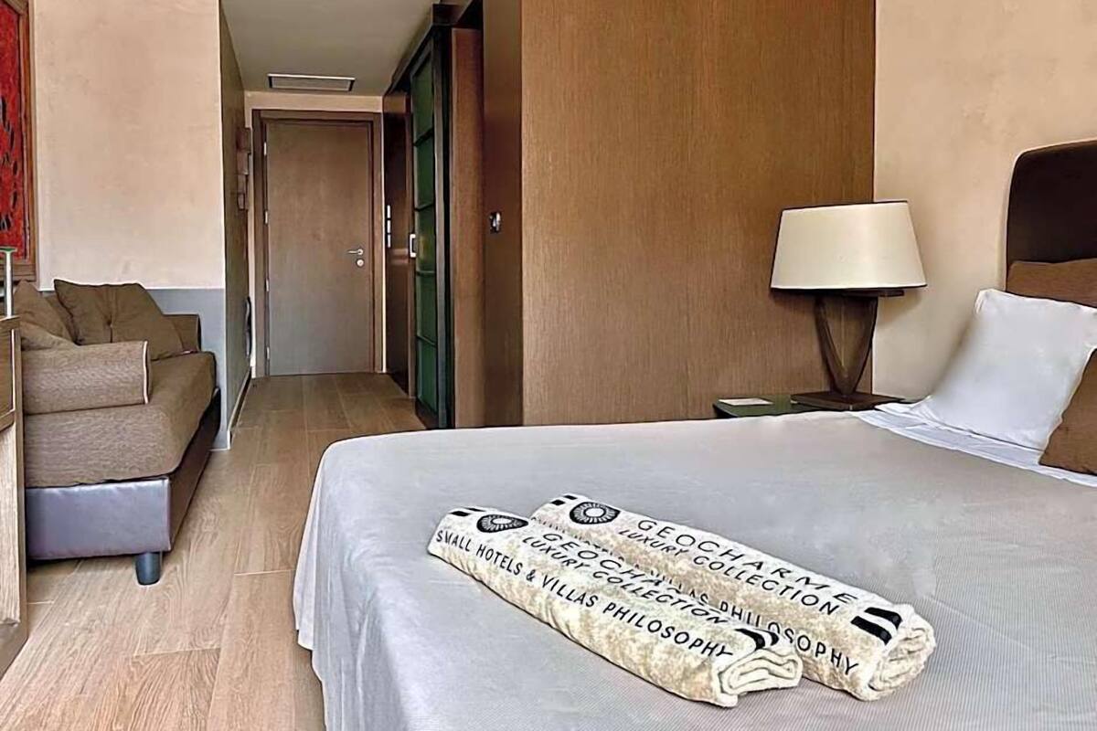 Minibar, in-room safe, desk, WiFi (free)