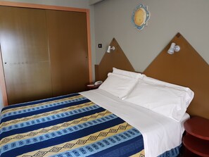 Minibar, Zimmersafe, Schreibtisch, Verdunkelungsvorhänge