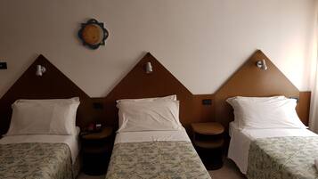 Minibar, brankas, meja kerja, dan tirai kedap cahaya