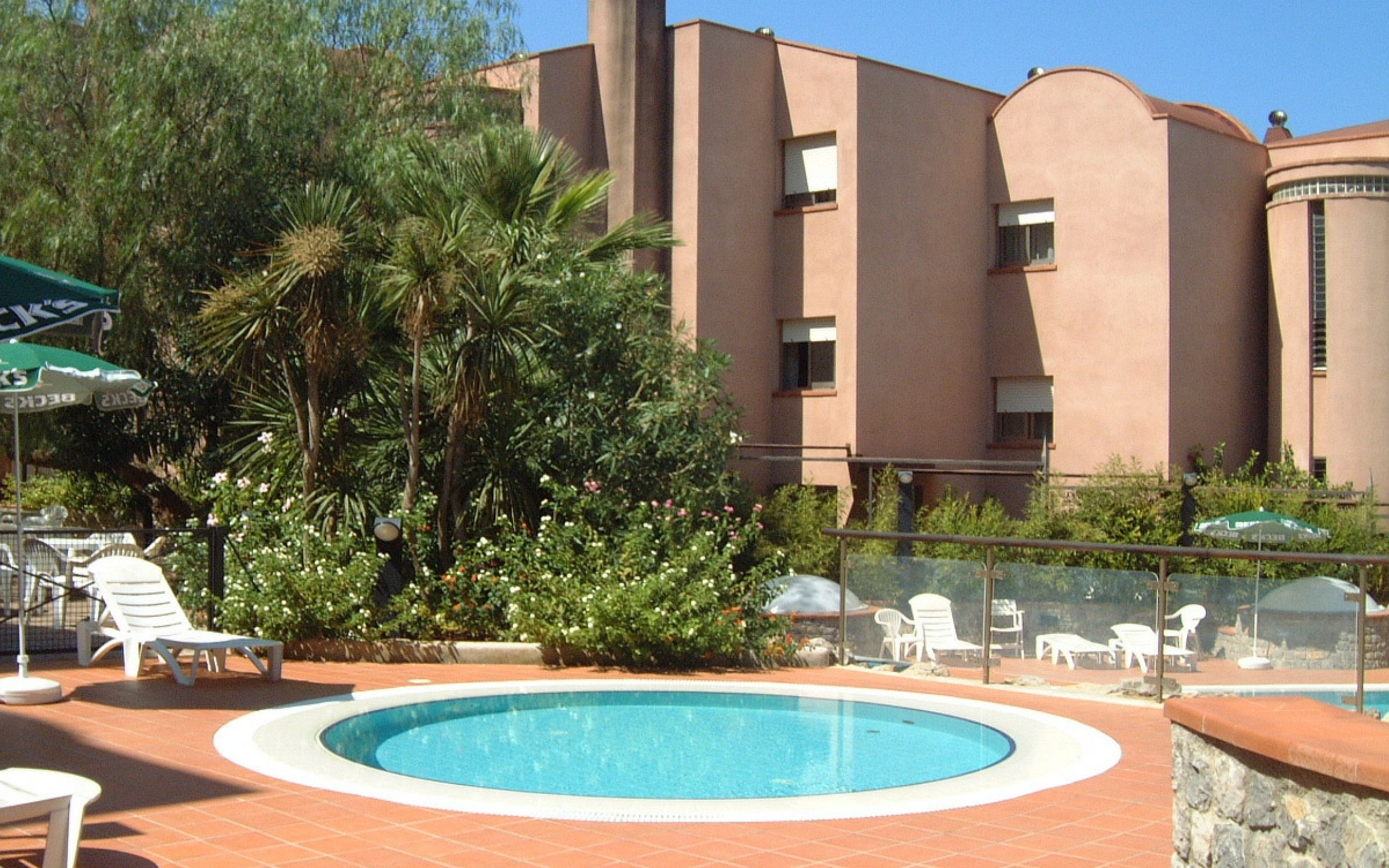 Piscina stagionale all'aperto, ombrelloni da piscina, lettini