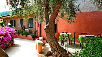 Daily buffet breakfast (EUR 7.50 per person)