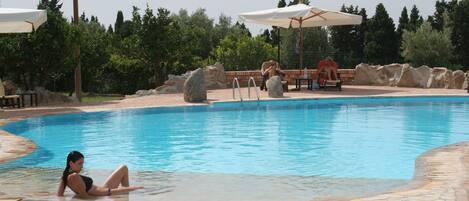 Piscina externa, guarda-sóis, espreguiçadeiras