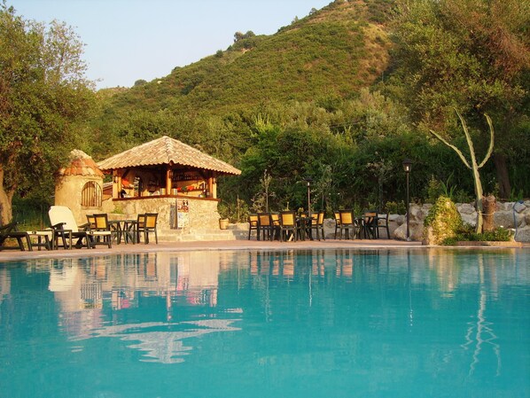 Piscina externa, guarda-sóis, espreguiçadeiras