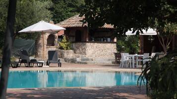 Kolam renang outdoor, dengan payung kolam renang dan kursi berjemur