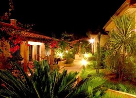 Fachada de la propiedad por la tarde o noche