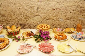 Frukostbuffé varje dag (EUR 8.00 per person)