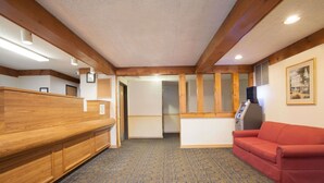 Lobby - Super 8 by Wyndham Oneonta/Cooperstown (Oneonta)