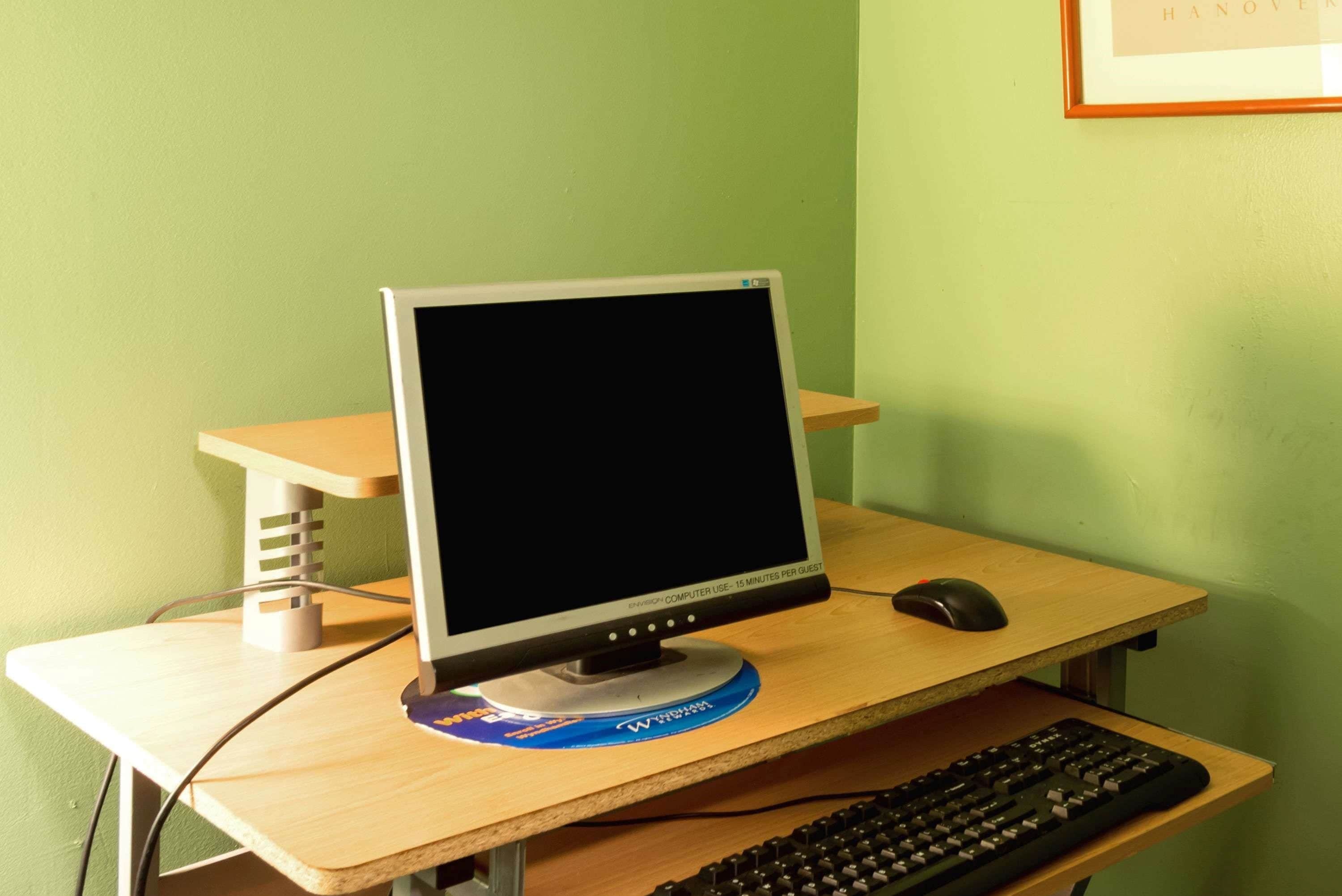 Un escritorio con monitor, teclado y ratón.
