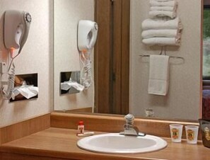 Bañera con ducha, artículos de tocador gratuitos, secador de pelo