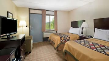 Bureau, rideaux occultants, fer et planche Ă repasser