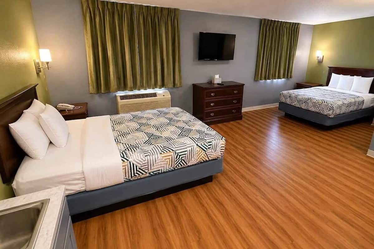 Habitación estándar, 2 camas matrimoniales, para no fumadores, cocina | Escritorio, espacio para trabajar con laptop y wifi gratis