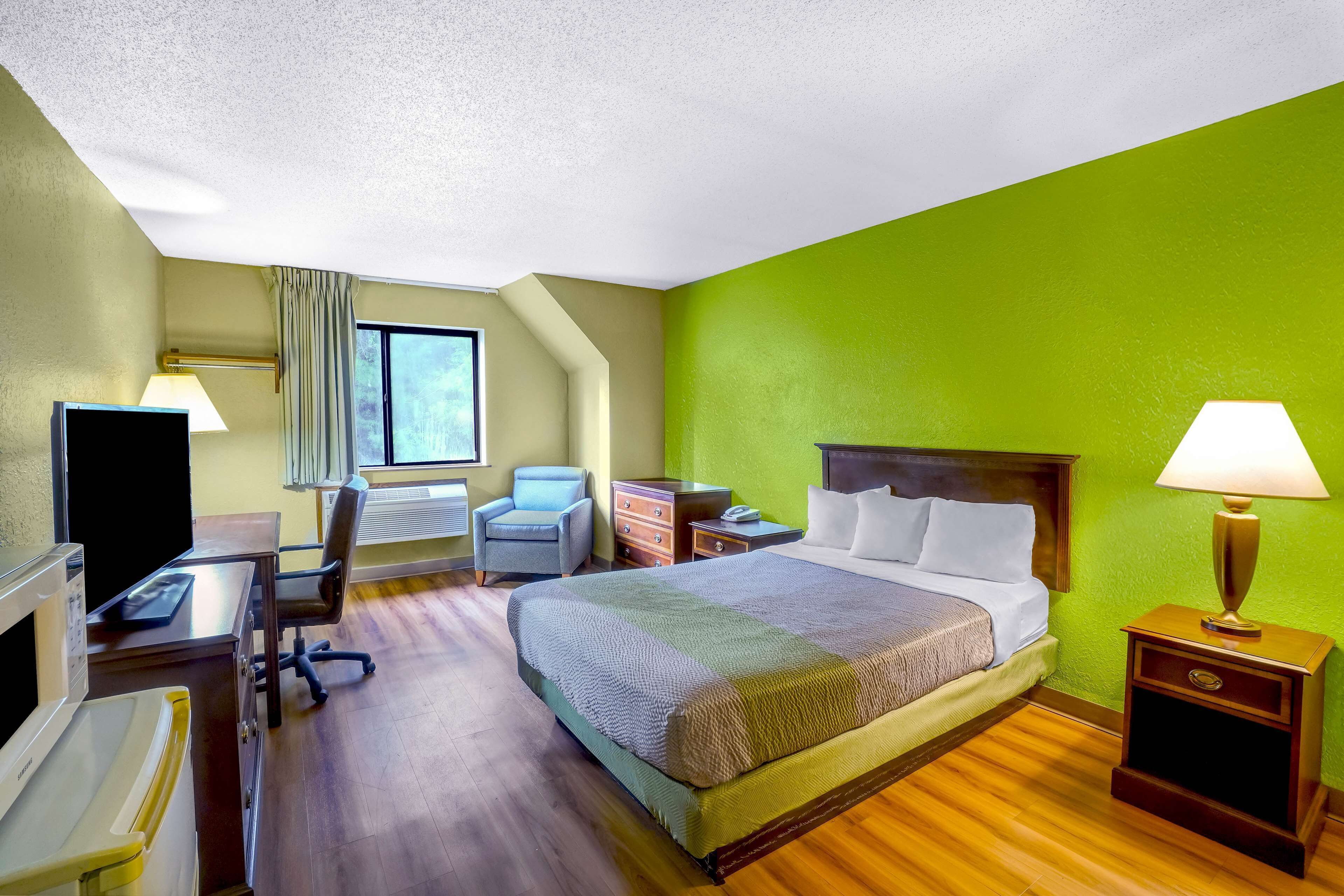 Desk, laptop workspace, free WiFi, bed sheets