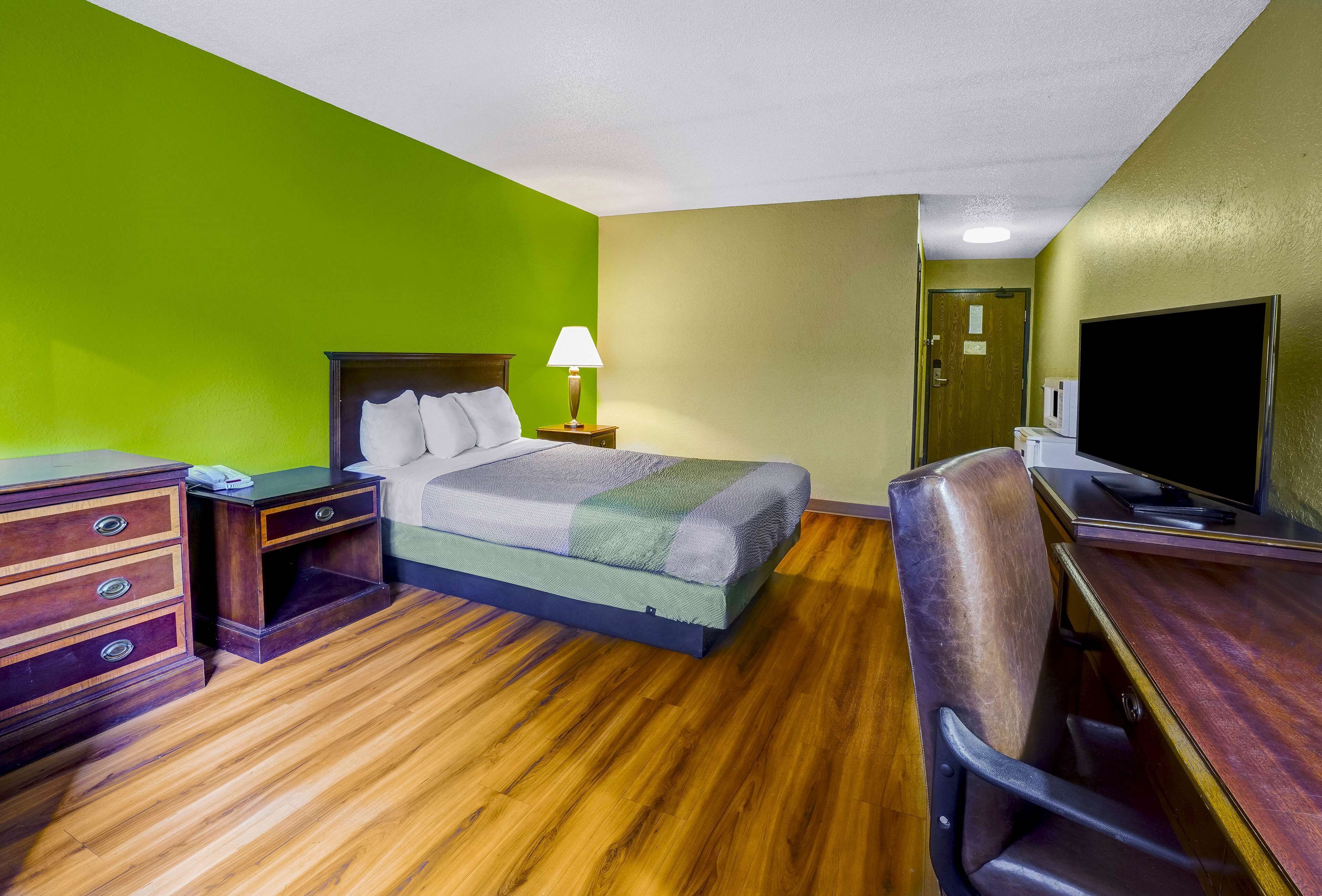 Desk, laptop workspace, free WiFi, bed sheets