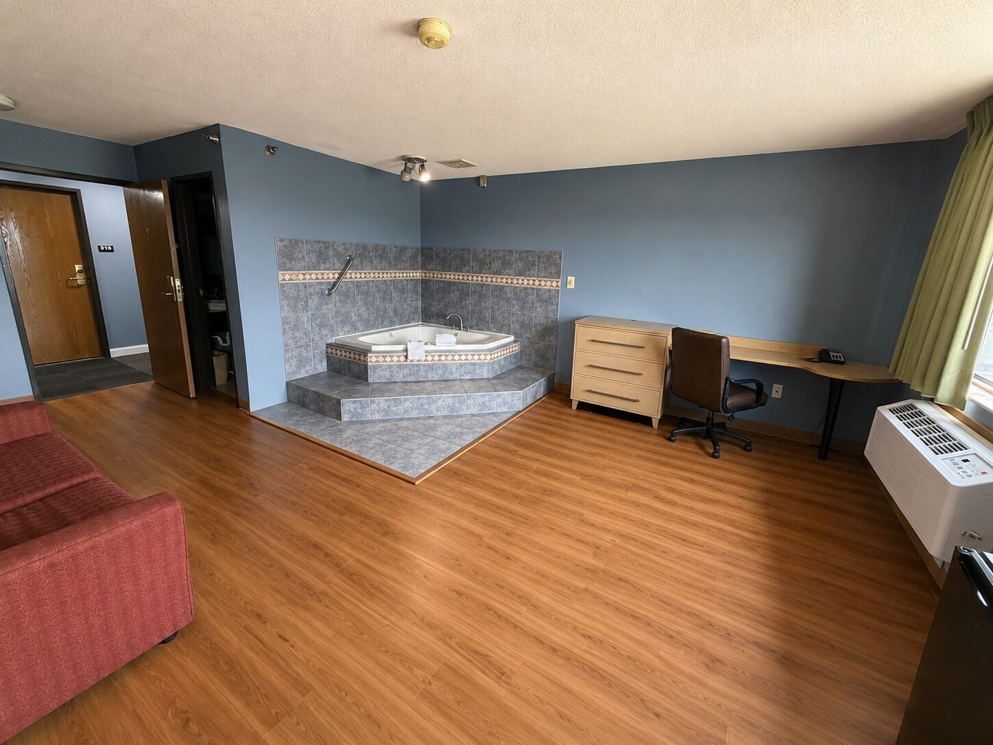 Standard Room, 1 Queen Bed, Smoking, Kitchen | Desk, laptop workspace, free WiFi, bed sheets