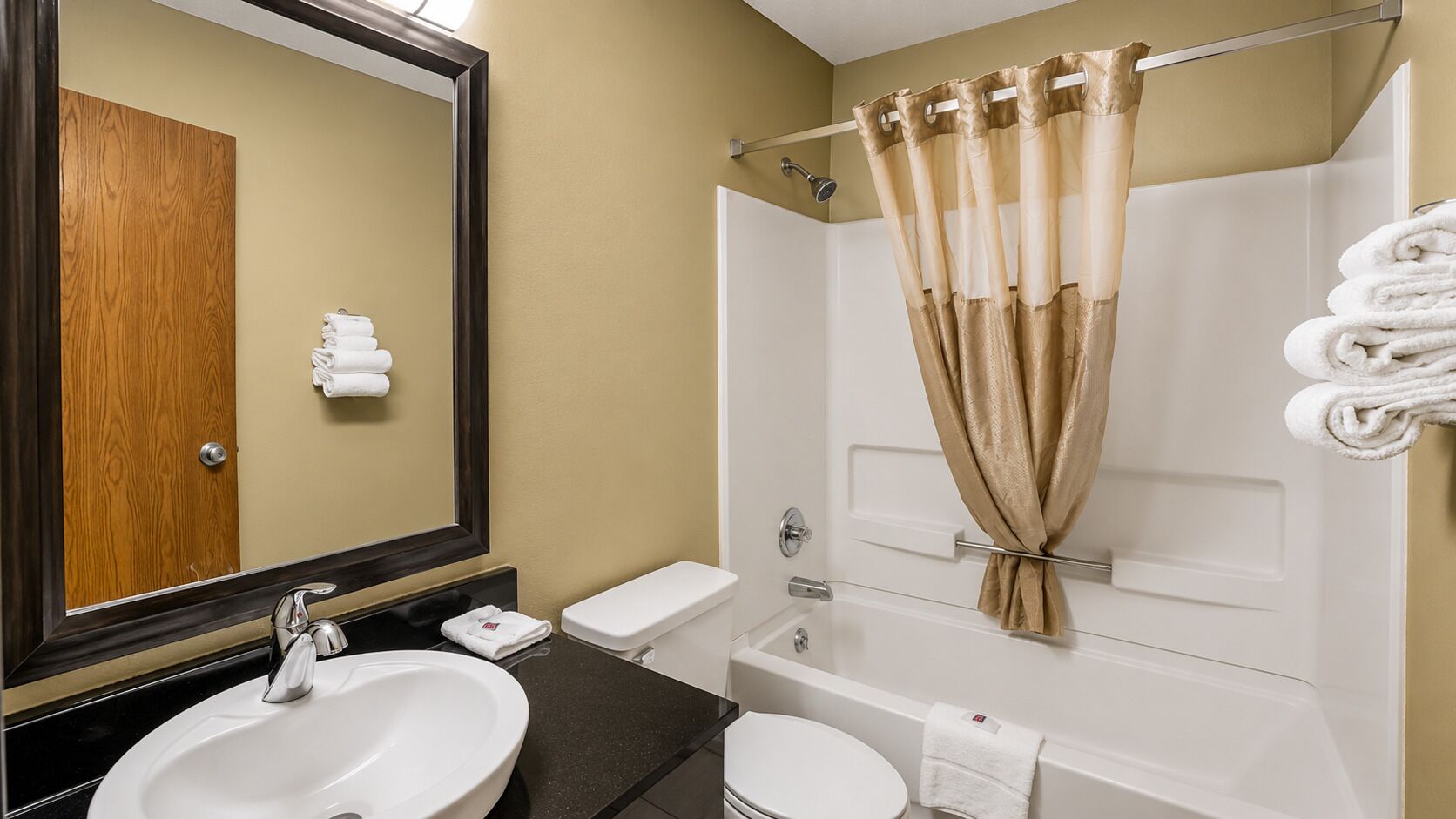Un baño con lavabo, inodoro y bañera.