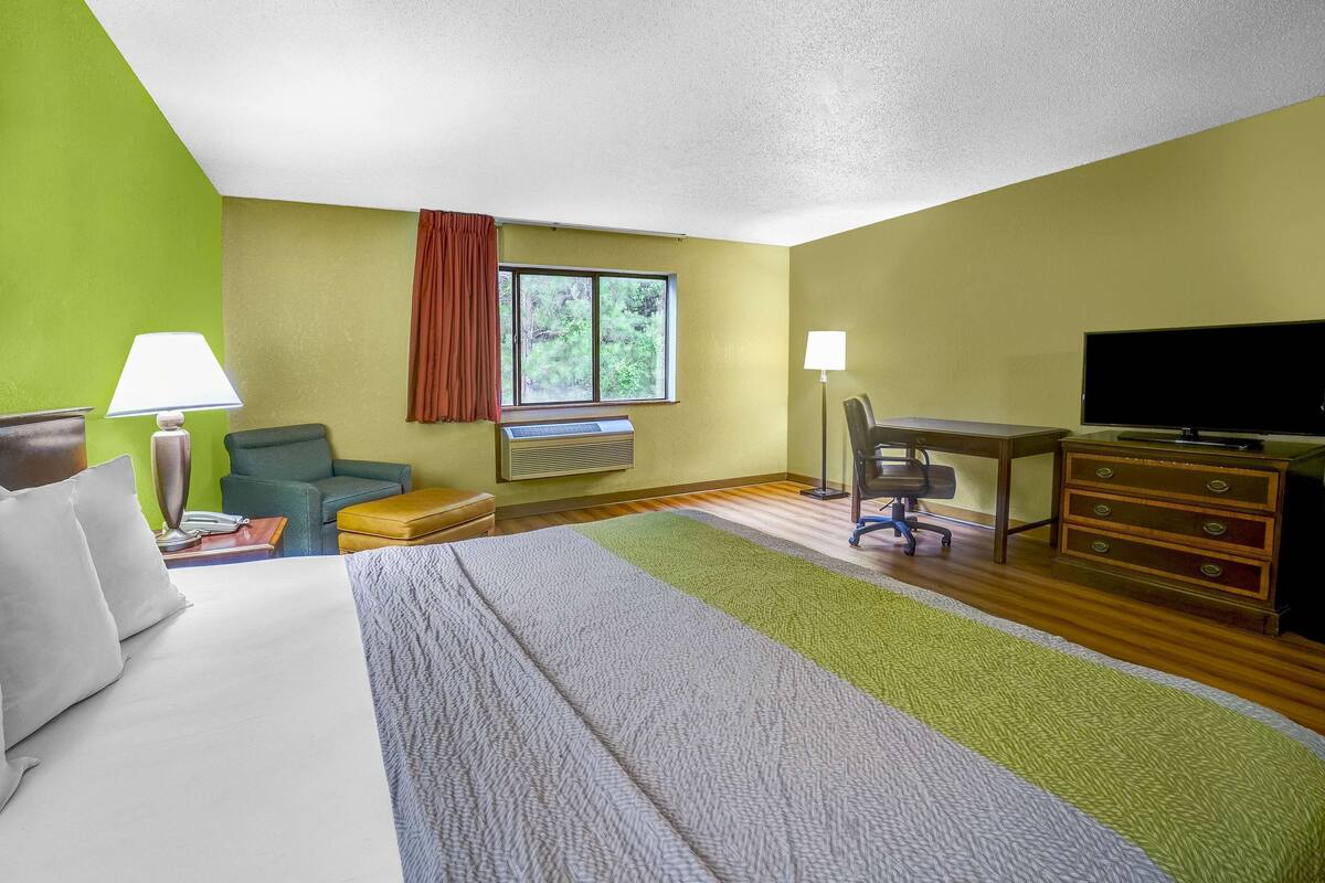 Desk, laptop workspace, free WiFi, bed sheets