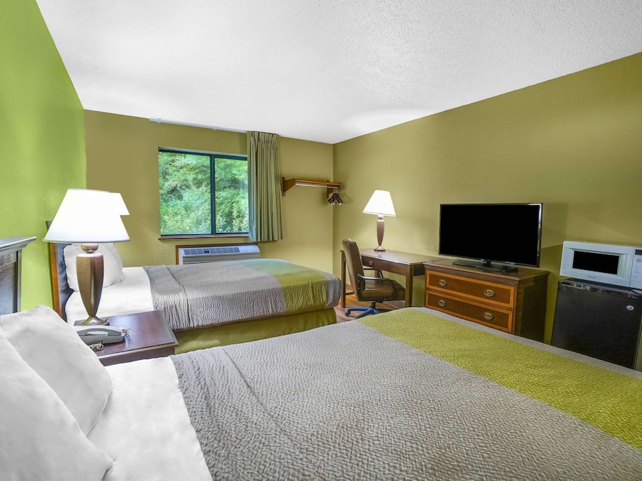 Een bureau, een laptopwerkplek, gratis wifi, beddengoed