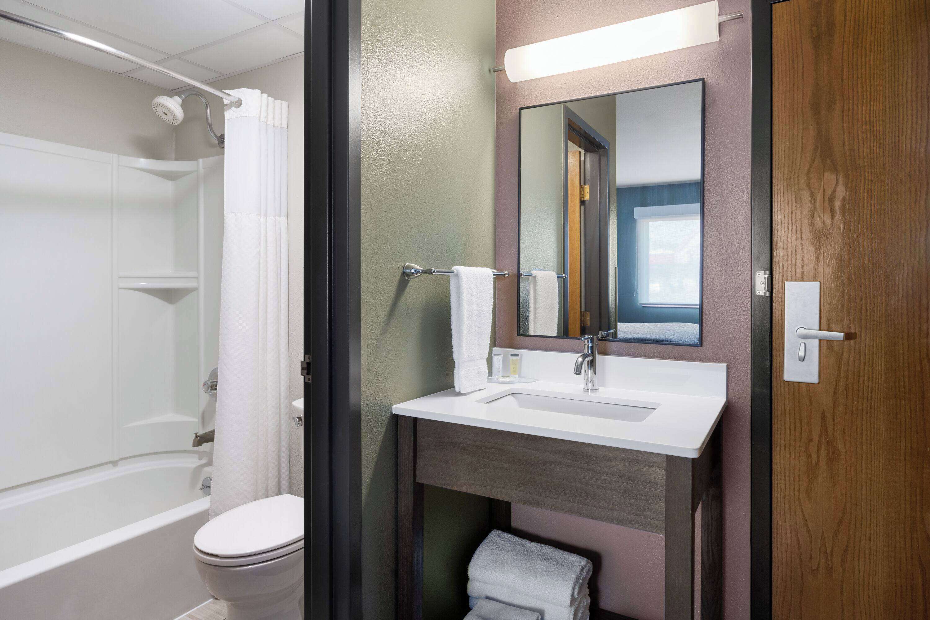 Combined shower/tub, hair dryer, towels