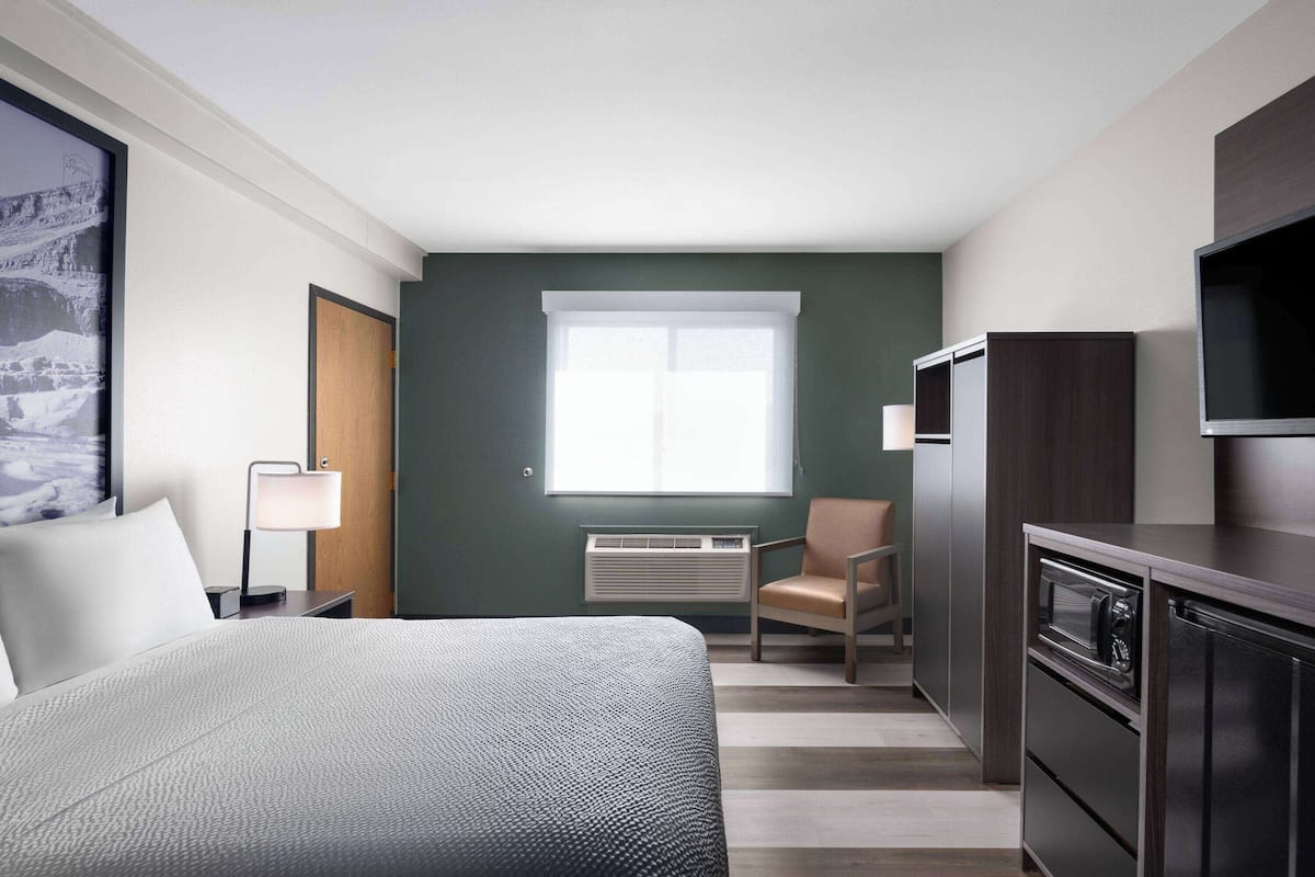 Room, 1 Queen Bed, Accessible, Non Smoking (Mobility,tub w grab bars)
