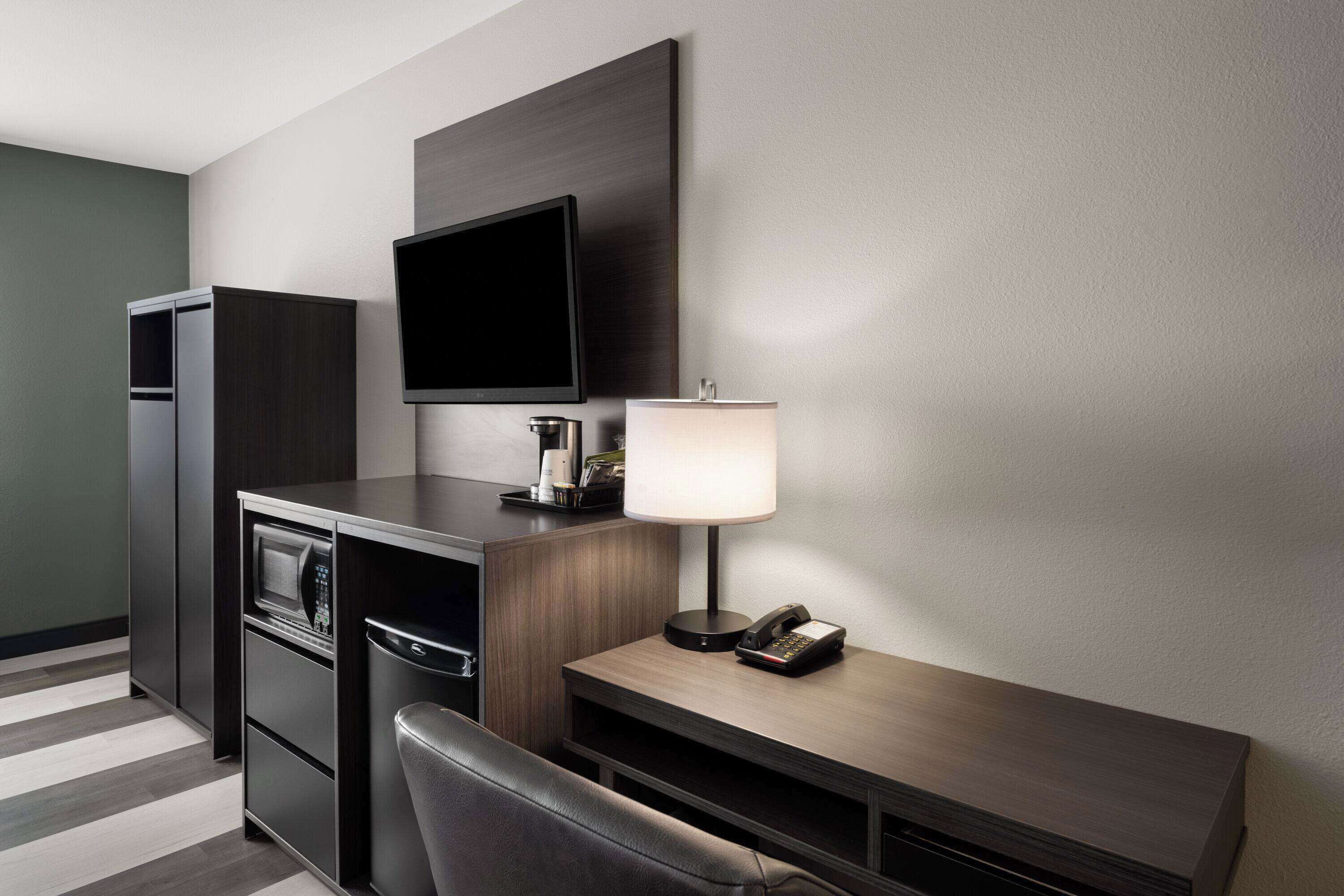 ピロートップベッド、デスク、遮光カーテン、アイロン / アイロン台