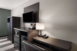 Pillowtop beds, desk, blackout drapes, iron/ironing board - Super 8 by Wyndham Columbus (Columbus)