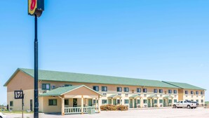 Un motel doté d’un toit végétalisé, de nombreuses chambres et d’un terrain de basket-ball.