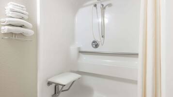 Kombinasi shower/bathtub, bathtub besar,  dan perlengkapan mandi gratis
