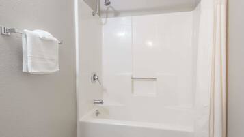 Kombinasi shower/bathtub, bathtub besar,  dan perlengkapan mandi gratis