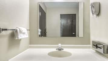Tina con regadera, tina profunda, amenidades de baño gratuitas, toallas